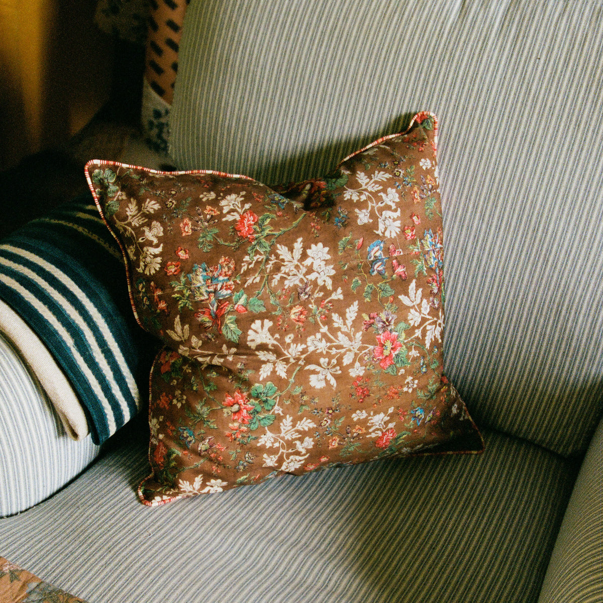 Tapis Noir Pude Gladys Cushion Brun