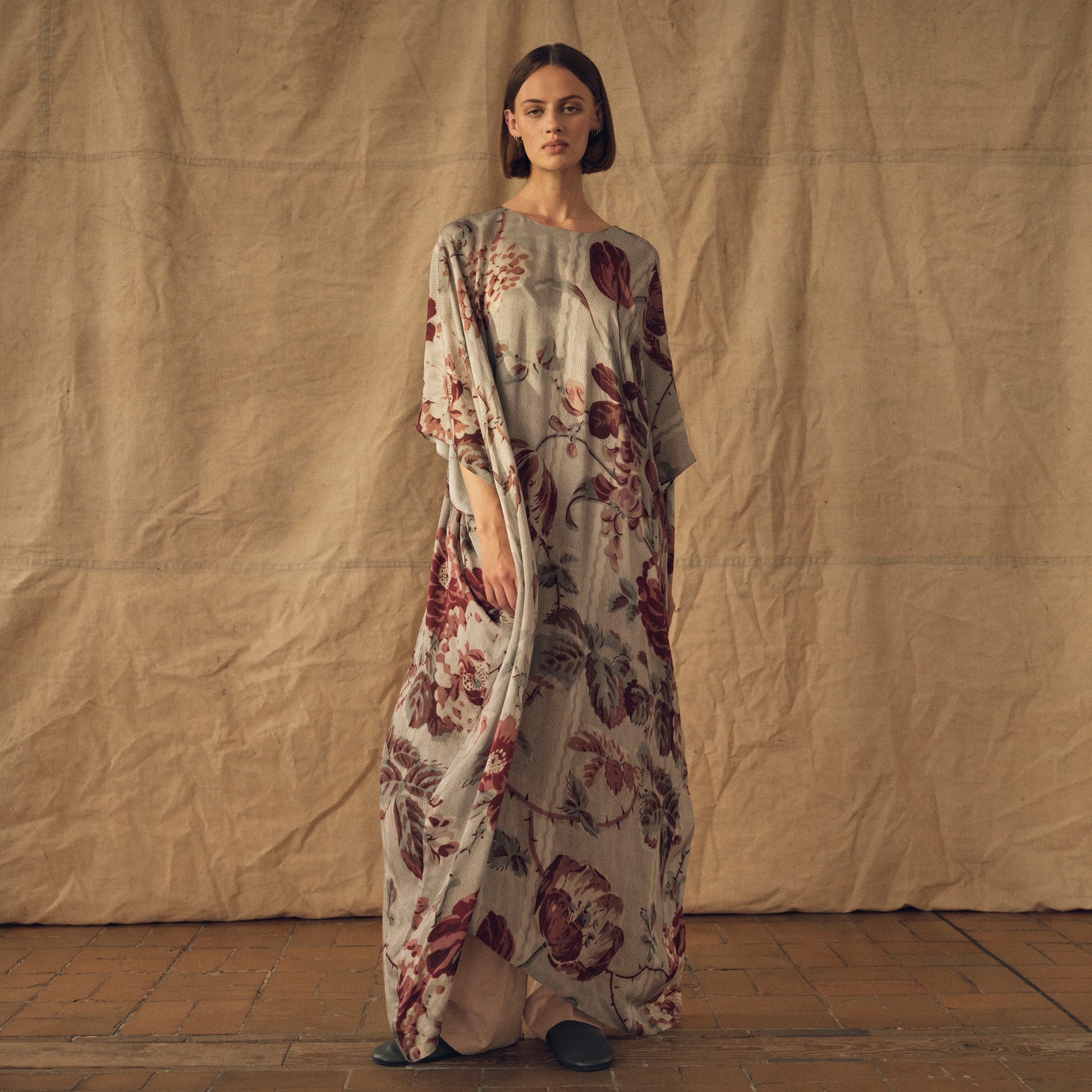 Tapis Noir Alana Kaftan Dress Grå